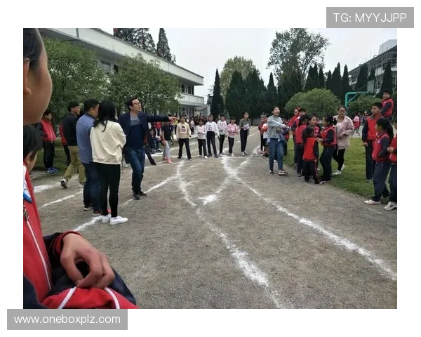 高档足球明星水晶相框精美设计完美呈现运动激情与荣耀瞬间