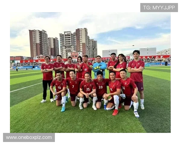 年轻帅气的足球明星们如何在绿茵场上展现魅力与风采